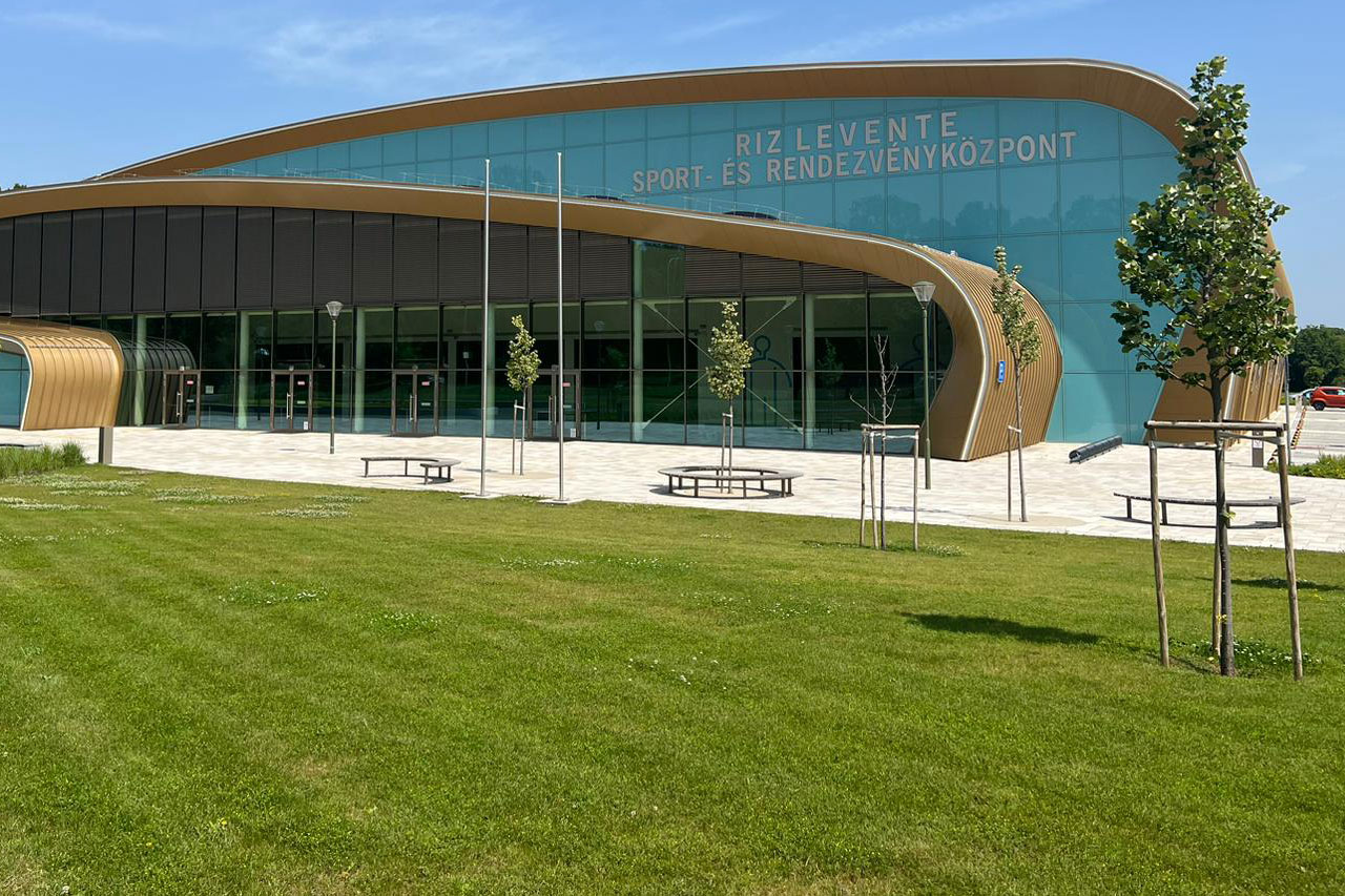 Riz Levente Sport- és Rendezvényközpont a főbejárat felől